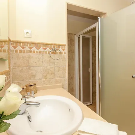 Apartment Malibu B5 - Luxury 2br 3 By Rafleys 7 Mins Walk To The Beach Ref 246