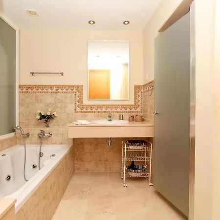 Apartment Malibu B5 - Luxury 2br 3 By Rafleys 7 Mins Walk To The Beach Ref 246